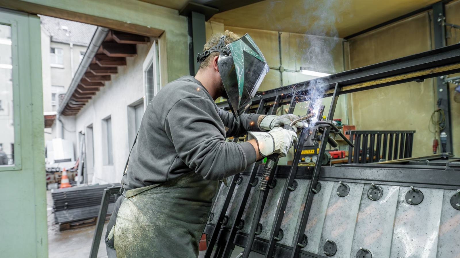 Schweißer bei der Arbeit in der Fertigung der Ferrocon GmbH